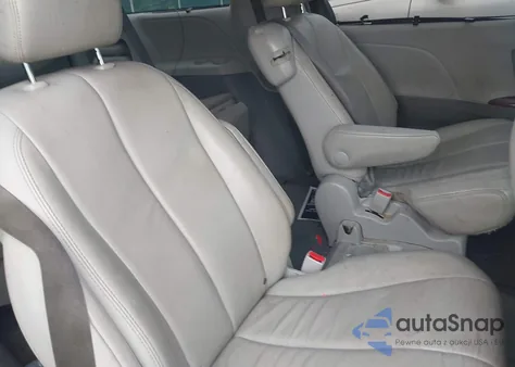 2013 Toyota Sienna Xle V6 8 Passenger z USA, uszkodzony, nr VIN 5TDYK3DC3DS336201